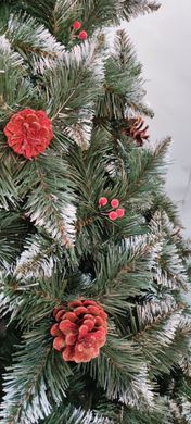 Рождественская ель с шишками и калиной 250